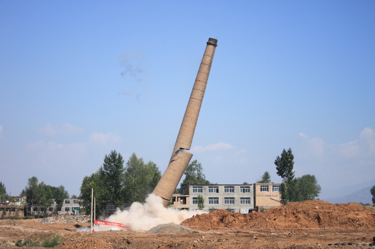 青海物产爆破技术服务有限公司北川工业园区49米烟囱拆除爆破圆满成功